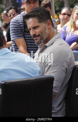 Joe Manganiello, star de « True Blood », est repéré à Universal CityWalk pour une bande de son programme de divertissement « Extra » à Los Angeles, en Californie. 11 juin 2014. Banque D'Images