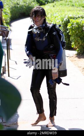Le guitariste d'Aerosmith Joe Perry passe une journée sur la plage avec sa femme Billie et son avant-maître Steven Tyler pendant des vacances hawaïennes. Perry tenait la main avec sa femme pendant qu'ils se sont promenés sur la plage et ont pris un certain temps dans l'eau de plongée en apnée et en utilisant une motomarine personnelle. Perry et Tyler avaient l'air de passer un excellent moment en prenant des photos avec un ventilateur dans l'eau. Maui, Bonjour. 15th novembre 2011. . Banque D'Images