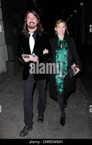 Dave Grohl des Foo Fighters et sa femme Jordyn Blum assistent à la fête de mariage du rocker Joe Walsh à la discothèque Edison de Los Angeles, en Californie. 12/12/08. Banque D'Images