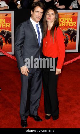 L'acteur Dermot Mulroney (R) et sa femme Tharita Catulle assistent à la première mondiale de DisneyÕs ÒJohn CarterÓ à Regal Cinemas L.A. LIVE Stadium 14 dans le centre-ville de Los Angeles, CA. 22nd février 2012. Banque D'Images