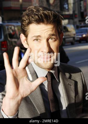 John Krasinski arrive au théâtre chinois de Grauman pour la première de son nouveau film "Something emprunté". L'acteur est photographié en courant de l'autre côté de la rue, signant des autographes et prenant des photos avec des fans. Los Angeles, Californie. 05/03/11. Banque D'Images