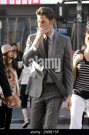 John Krasinski arrive au théâtre chinois de Grauman pour la première de son nouveau film "Something emprunté". L'acteur est photographié en courant de l'autre côté de la rue, signant des autographes et prenant des photos avec des fans. Los Angeles, Californie. 05/03/11. Banque D'Images