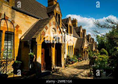 Dent's Terrace ou Winchcombe Almshouses dans le district de Cotswold, Winchcombe, Angleterre. Banque D'Images