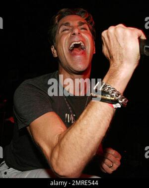 Perry Farrell, de Jane's addiction, se produit à la John Varvatos 10th Anniversary Party qui s'est tenue à la John Varvatos 315 Bowery Boutique, autrefois l'emblématique rock club CBGB. New York, NY. 09/11/10. Banque D'Images