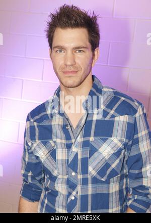 Andy Grammer fait les coulisses de « We Walk the Line: A Celebration of the Music of Johnny Cash », qui a eu lieu à ACL Live à Austin, au Texas. 20th avril 2012. Banque D'Images