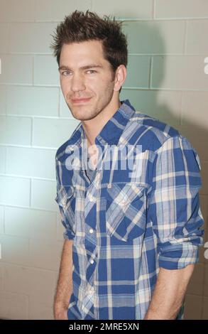 Andy Grammer fait les coulisses de « We Walk the Line: A Celebration of the Music of Johnny Cash », qui a eu lieu à ACL Live à Austin, au Texas. 20th avril 2012. Banque D'Images