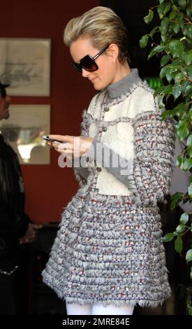 Johnny Hallyday et sa femme Laeticia Boudou apprécient un repas ensemble à E. Baldi à Beverly Hills, CA. 3/1/11. Banque D'Images