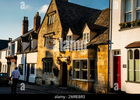 Auberge de 15th-Century Coaching inn maintenant un pub dans la ville de marché Cotswold de Winchcombe, Angleterre. Banque D'Images