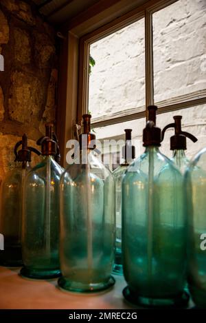 Bouteilles de seltzer antiques au Lion Inn à Winchcombe, Angleterre, Cotswolds District. Banque D'Images