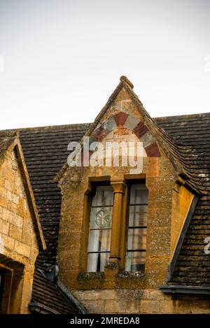 Pignon et meneau sur les almshouses de Winchcombe dans la ville Cotswold de Winchcombe, en Angleterre. Banque D'Images