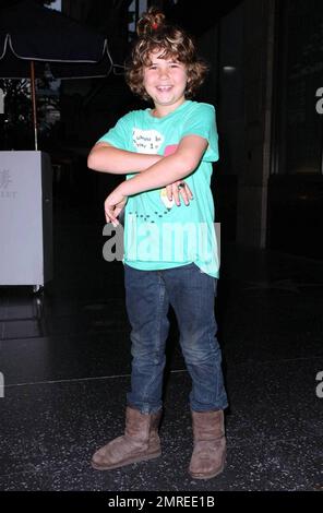 Jonathan Morgan Heit, un acteur enfant prolifique, pose pour des photos à l'extérieur du restaurant Katsuya. Parmi les projets à venir de Heit, citons « Santa Buddies » qui doit sortir plus tard cette année et « Date Night » qui doit être mis en place en 2010. Los Angeles, Californie. 7/2/09. Banque D'Images