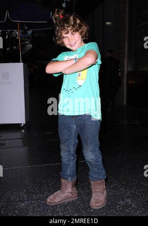 Jonathan Morgan Heit, un acteur enfant prolifique, pose pour des photos à l'extérieur du restaurant Katsuya. Parmi les projets à venir de Heit, citons « Santa Buddies » qui doit sortir plus tard cette année et « Date Night » qui doit être mis en place en 2010. Los Angeles, Californie. 7/2/09. Banque D'Images