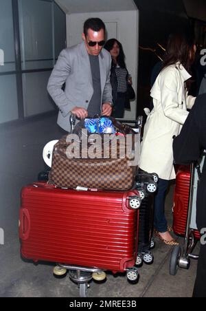 L'acteur Tudors Jonathan Rhys Meyers et sa petite amie Reena Hammer arrivent à LAX après un long vol au départ de Paris. Los Angeles, Californie. 4/29/10 Banque D'Images
