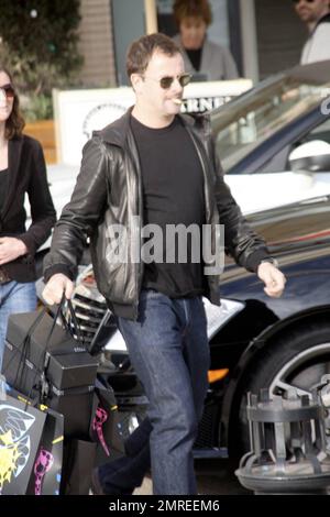 La star « Eli Stone » et l'ex d'Angelina Jolie, l'acteur britannique Jonny Lee Miller fait ses courses de Noël de dernière minute à Barney's New York avec des amis à Los Angeles, en Californie. 12/23/08. Banque D'Images