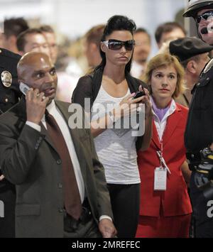 Jordan arrive à LAX pour ses propres sacs. Jordan a laissé ses enfants à la maison avec Peter alors qu'elle s'envolait pour un autre voyage en solo après sa scission avec la chanteuse. La Jordanie à un moment donné a pu être vue smirking alors qu'elle attendait sa voiture accompagnée d'une escorte de police et de représentant de compagnie aérienne. Los Angeles, Californie 7/14/09. Banque D'Images