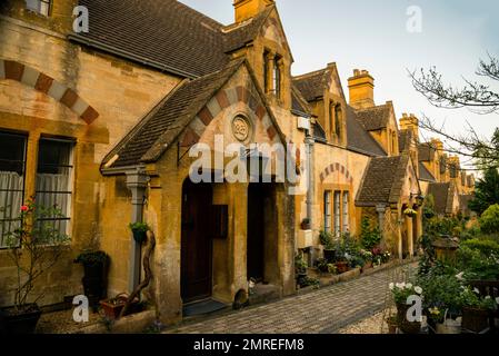 Dent's Terrace ou Winchcombe Almshouses construites dans la ville Cotswold de Winchcombe, en Angleterre. Banque D'Images