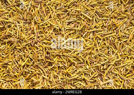 Dry Rosemary Seasoning Spice Leaves Heap Background. Banque D'Images