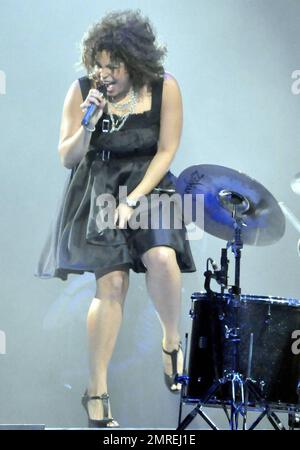 Jordin Sparks rejoint la tournée Jonas Brothers au spectacle de la St. Forum Pete Times. Sparks a rejoint la visite après avoir perdu une semaine en raison de problèmes de voix. Elle a manqué des dates l'an dernier pour la même maladie. St. Petersburg, Floride. 8/18/09. . Banque D'Images