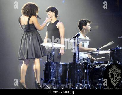 Jordin Sparks rejoint la tournée Jonas Brothers au spectacle de la St. Forum Pete Times. Sparks a rejoint la visite après avoir perdu une semaine en raison de problèmes de voix. Elle a manqué des dates l'an dernier pour la même maladie. St. Petersburg, Floride. 8/18/09. . Banque D'Images