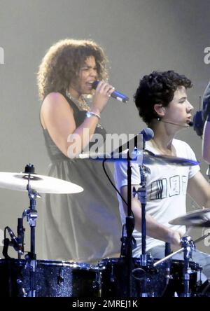 Jordin Sparks rejoint la tournée Jonas Brothers au spectacle de la St. Forum Pete Times. Sparks a rejoint la visite après avoir perdu une semaine en raison de problèmes de voix. Elle a manqué des dates l'an dernier pour la même maladie. St. Petersburg, Floride. 8/18/09. . Banque D'Images