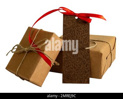 Un gros plan de petits cadeaux bruns avec une étiquette en papier rustique isolée sur fond blanc Banque D'Images