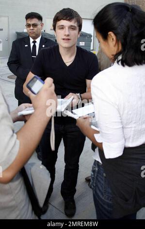 L'acteur Josh Hutcherson signe des autographes pour les fans après avoir fait une apparition sur 'Jimmy Kimmel Live!' Hutcherson est actuellement vedette dans deux films, 'The Kids are All Right' et 'The Third Rule' et a paru dans 'Journey to the Center of the Earth' aux côtés de Brendan Fraser et 'RV' aux côtés de Robin Williams. Los Angeles, Californie. 7/29/10. Banque D'Images