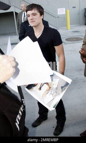 L'acteur Josh Hutcherson signe des autographes pour les fans après avoir fait une apparition sur 'Jimmy Kimmel Live!' Hutcherson est actuellement vedette dans deux films, 'The Kids are All Right' et 'The Third Rule' et a paru dans 'Journey to the Center of the Earth' aux côtés de Brendan Fraser et 'RV' aux côtés de Robin Williams. Los Angeles, Californie. 7/29/10. Banque D'Images