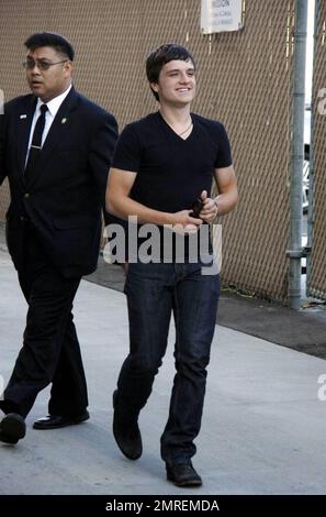 L'acteur Josh Hutcherson signe des autographes pour les fans après avoir fait une apparition sur 'Jimmy Kimmel Live!' Hutcherson est actuellement vedette dans deux films, 'The Kids are All Right' et 'The Third Rule' et a paru dans 'Journey to the Center of the Earth' aux côtés de Brendan Fraser et 'RV' aux côtés de Robin Williams. Los Angeles, Californie. 7/29/10. . Banque D'Images