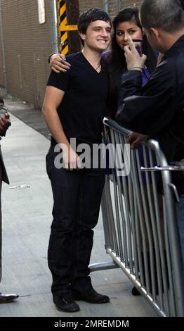 L'acteur Josh Hutcherson signe des autographes pour les fans après avoir fait une apparition sur 'Jimmy Kimmel Live!' Hutcherson est actuellement vedette dans deux films, 'The Kids are All Right' et 'The Third Rule' et a paru dans 'Journey to the Center of the Earth' aux côtés de Brendan Fraser et 'RV' aux côtés de Robin Williams. Los Angeles, Californie. 7/29/10. . Banque D'Images