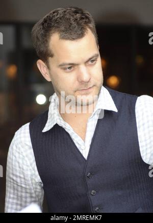 L'acteur Joshua Jackson discute avec des fans et pose pour des photos lorsqu'il arrive à son hôtel de Londres. Selon des informations, Jackson, qui s'était impliqué de manière romantique avec l'ancienne co-star de « Dawson's Creek », Katie Holmes, a donné à Tom Cruise, l'acteur du mari de Katie, quelque chose à craindre lors des National Movie Awards de 2010, car Cruise aurait tenté de garder les deux à l'écart tout au long de l'événement, Qui a eu lieu à Londres la nuit précédente. Jackson date l'actrice allemande Diane Kruger depuis 2006. Londres, Royaume-Uni. 05/27/10. Banque D'Images