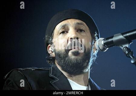 Le chanteur dominicain Juan Luis Guerra joue en concert au Seminole Hard Rock Hotel & Casino à Hollywood, en Floride. 06/26/09. Banque D'Images