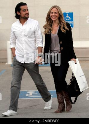 EXCLUSIF !! L'actrice Julie Benz a été vue main dans la main avec fiance Rich Orosco à l'extérieur du Club Monaco à Beverly Hills où ils ont fait quelques achats. L'actrice de 39 ans portait une veste noire sur un haut gris, un pantalon noir et des bottes de style cow-boy marron. Los Angeles, Californie. 2nd février 2012. Banque D'Images