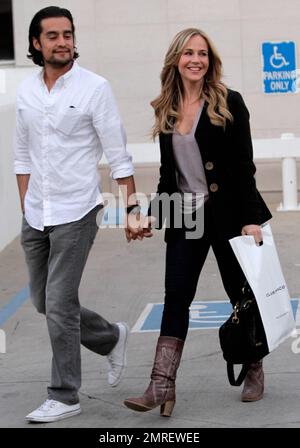 EXCLUSIF !! L'actrice Julie Benz a été vue main dans la main avec fiance Rich Orosco à l'extérieur du Club Monaco à Beverly Hills où ils ont fait quelques achats. L'actrice de 39 ans portait une veste noire sur un haut gris, un pantalon noir et des bottes de style cow-boy marron. Los Angeles, Californie. 2nd février 2012. Banque D'Images