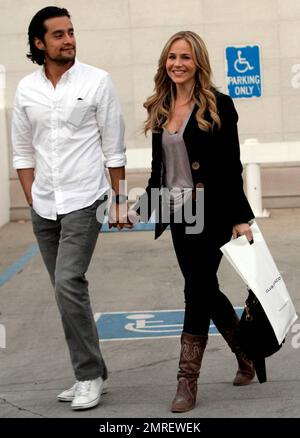 EXCLUSIF !! L'actrice Julie Benz a été vue main dans la main avec fiance Rich Orosco à l'extérieur du Club Monaco à Beverly Hills où ils ont fait quelques achats. L'actrice de 39 ans portait une veste noire sur un haut gris, un pantalon noir et des bottes de style cow-boy marron. Los Angeles, Californie. 2nd février 2012. Banque D'Images