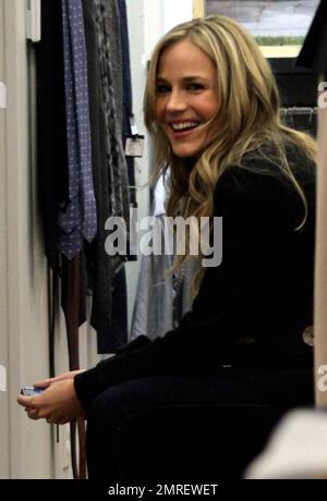 EXCLUSIF !! L'actrice Julie Benz a été vue main dans la main avec fiance Rich Orosco à l'extérieur du Club Monaco à Beverly Hills où ils ont fait quelques achats. L'actrice de 39 ans portait une veste noire sur un haut gris, un pantalon noir et des bottes de style cow-boy marron. Los Angeles, Californie. 2nd février 2012. Banque D'Images