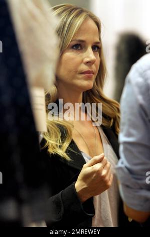EXCLUSIF !! L'actrice Julie Benz a été vue main dans la main avec fiance Rich Orosco à l'extérieur du Club Monaco à Beverly Hills où ils ont fait quelques achats. L'actrice de 39 ans portait une veste noire sur un haut gris, un pantalon noir et des bottes de style cow-boy marron. Los Angeles, Californie. 2nd février 2012. Banque D'Images