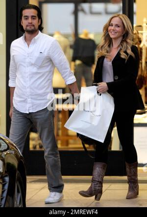EXCLUSIF !! L'actrice Julie Benz a été vue main dans la main avec fiance Rich Orosco à l'extérieur du Club Monaco à Beverly Hills où ils ont fait quelques achats. L'actrice de 39 ans portait une veste noire sur un haut gris, un pantalon noir et des bottes de style cow-boy marron. Los Angeles, Californie. 2nd février 2012. Banque D'Images