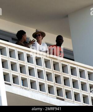 Justin Bieber avec quelques amis sur le balcon de son hôtel, Miami Beach, FL, 6th mars 2015. Banque D'Images