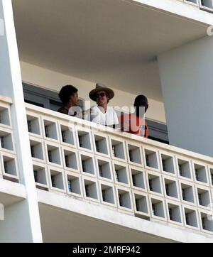 Justin Bieber avec quelques amis sur le balcon de son hôtel, Miami Beach, FL, 6th mars 2015. Banque D'Images