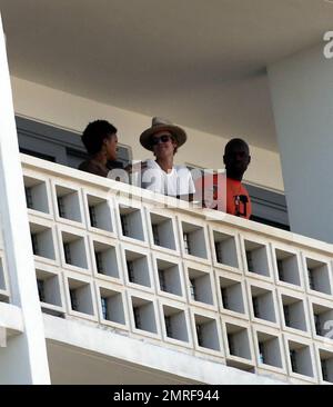 Justin Bieber avec quelques amis sur le balcon de son hôtel, Miami Beach, FL, 6th mars 2015. Banque D'Images