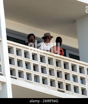 Justin Bieber avec quelques amis sur le balcon de son hôtel, Miami Beach, FL, 6th mars 2015. Banque D'Images