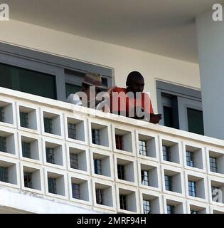 Justin Bieber avec quelques amis sur le balcon de son hôtel, Miami Beach, FL, 6th mars 2015. Banque D'Images