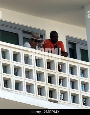 Justin Bieber avec quelques amis sur le balcon de son hôtel, Miami Beach, FL, 6th mars 2015. Banque D'Images