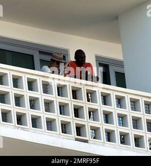 Justin Bieber avec quelques amis sur le balcon de son hôtel, Miami Beach, FL, 6th mars 2015. Banque D'Images