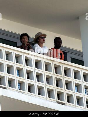 Justin Bieber avec quelques amis sur le balcon de son hôtel, Miami Beach, FL, 6th mars 2015. Banque D'Images