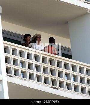 Justin Bieber avec quelques amis sur le balcon de son hôtel, Miami Beach, FL, 6th mars 2015. Banque D'Images