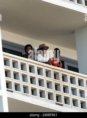 Justin Bieber avec quelques amis sur le balcon de son hôtel, Miami Beach, FL, 6th mars 2015. Banque D'Images