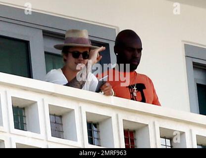 Justin Bieber avec quelques amis sur le balcon de son hôtel, Miami Beach, FL, 6th mars 2015. Banque D'Images