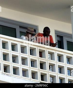 Justin Bieber avec quelques amis sur le balcon de son hôtel, Miami Beach, FL, 6th mars 2015. Banque D'Images
