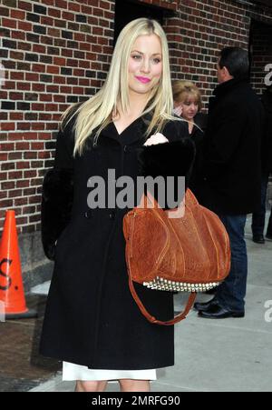 Kaley Cuoco, la star de la théorie du Big Bang, sourit tout en posant pour des photos à l'extérieur des studios du « late Show with David Letterman » à New York, NY. 1/20/11. Banque D'Images